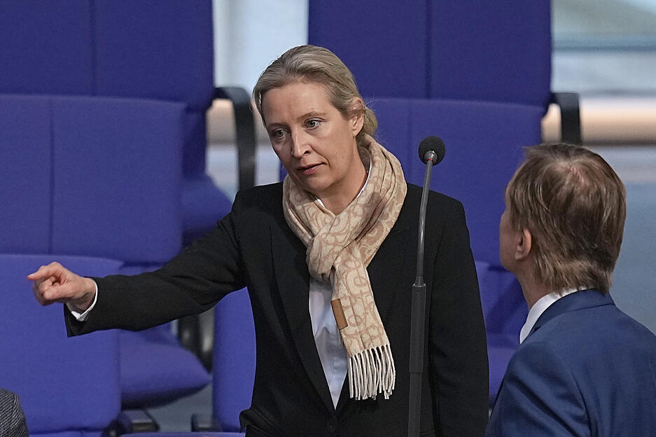 Alice Weidel, Co-Vorsitzende der AfD-Bundestagsfraktion, und Bernd Baumann (r), Erster parlamentarischer Geschäftsführer der AfD, kommen in den Plenarsaal im Bundestag.