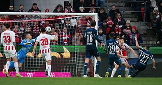 Ein medizinischer Notfall hat das Duell zwischen K&ouml;ln und Hoffenheim &uuml;berschattet.