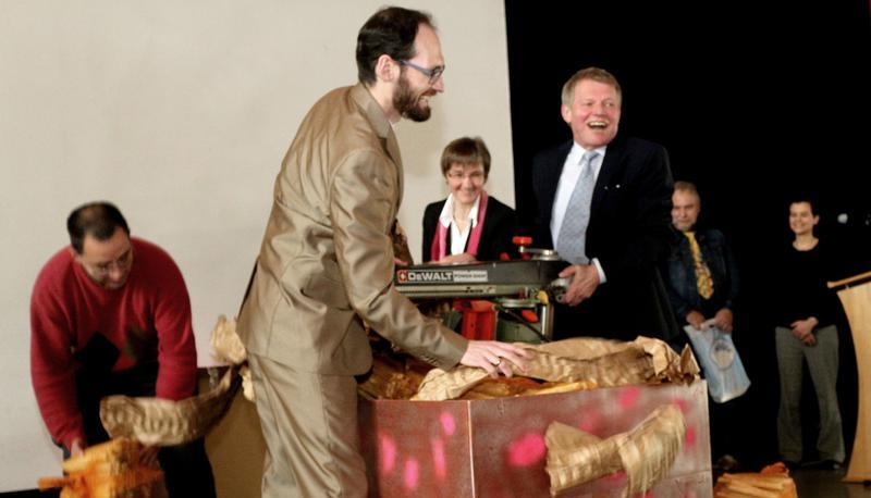 Kapps&auml;ge und Brennholz: Nikolaus Pflanzer (3.v.r) packte mit J&uuml;rgen Keinert (2.v.l). und Mitarbeitern der Werkst&auml;tten deren Abschiedsgeschenk aus.
Foto: D&ouml;ttling