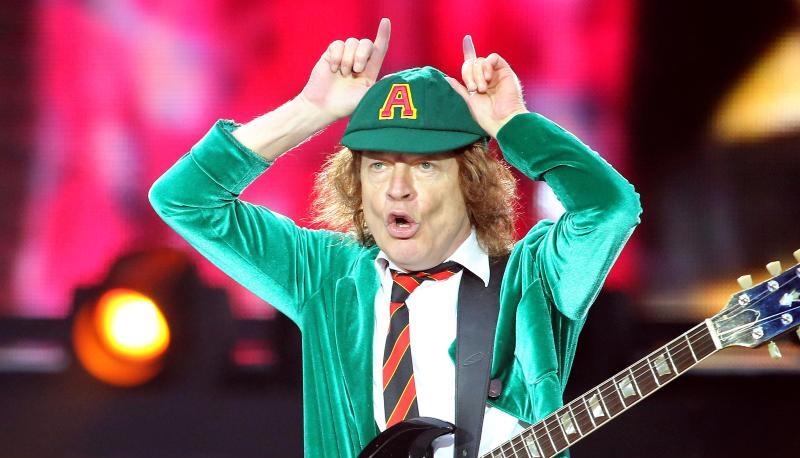 Angus Young hat seine Schuluniform noch nicht eingemottet.