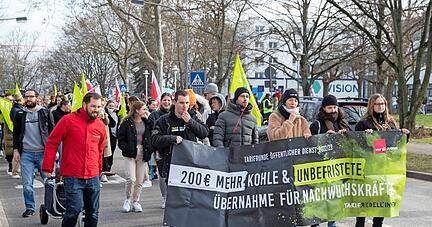 Über 300 Mitarbeiter des SLK-Kliniken haben am Dienstag für mehr Lohn gestreikt. Angemeldet waren ursprünglich um die 100.