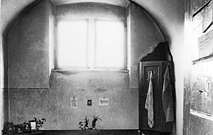 Dagegen erscheint die heutige Einrichtung wie Luxus: So sah eine Zelle für Gefangene etwa um das Jahr 1960 aus.
Foto:JVA Heilbronn
