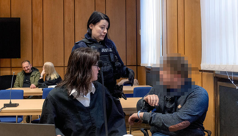 Weil er einem Mann mit einer Bierflasche auf den Kopf geschlagen haben soll, muss sich ein 38-j&auml;hriger Heilbronner vor Landgericht verantworten.
