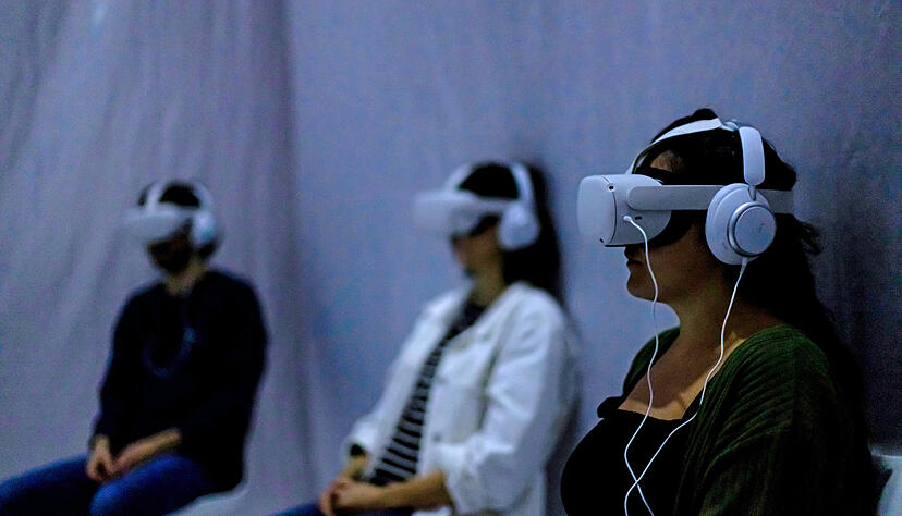 Mit Headset und Kopfhörer in immersive Theaterwelten eintauchen: Sechs Mal war die VR-Performance „To Be a Machine“ im Komödienhaus zu erleben.