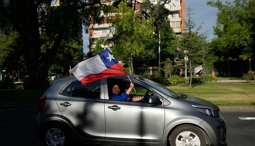 Tausende Anh&auml;nger von Kast feierten seinen Wahlsieg auf den Stra&szlig;en.