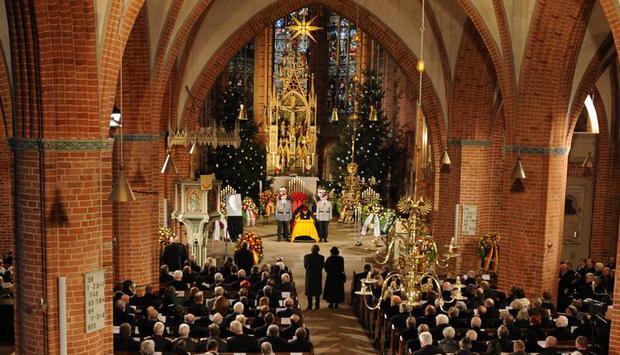 Blick in die Sankt Marienkirche in Uelzen während der Trauerfeier für den verstorbenen Ex- Bundesverteidigungsminister Struck (SPD). Foto: Holger Hollemann Blick in die Sankt Marienkirche in Uelzen während der Trauerfeier für den verstorbenen Ex- Bundesverteidigungsminister Struck (SPD). Foto: Holger Hollemann