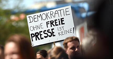 Internetaktivisten protestieren in Berlin gegen die staatsanwaltlichen Ermittlungen gegen Netzpolitik.org wegen Landesverrats. Foto: Britta Pedersen
