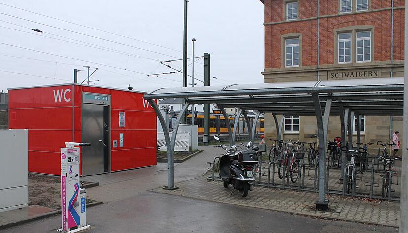 Nicht zu &uuml;bersehen: Die neue WC-Anlage am Schwaigerner Bahnhof ist seit Ende vergangenen Jahres in Betrieb. Die Benutzung ist kostenlos. 
Foto: Friedhelm R&ouml;mer
