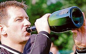 In den fast drei Jahren beim VfR Heilbronn gab es Grund für Feierlichkeiten. Eike Immel führte den Verein 1999 zurück in die Oberliga.
Foto: Archiv/Veigel In den fast drei Jahren beim VfR Heilbronn gab es Grund für Feierlichkeiten. Eike Immel führte den Verein 1999 zurück in die Oberliga.
Foto: Archiv/Veigel