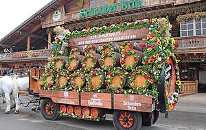Tradition: Pferde ziehen einen Wagen mit den Bierfässern der Stuttgarter Brauereien. Tradition: Pferde ziehen einen Wagen mit den Bierfässern der Stuttgarter Brauereien.