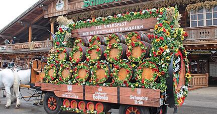 Tradition: Pferde ziehen einen Wagen mit den Bierfässern der Stuttgarter Brauereien.