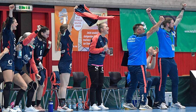 Ein Team, ein Ziel: Mart Aalderink (rechts), Oliver Rieth (2. von rechts) und Mike Vogelgesang (3. von links) hatten unter der Woche ganze Arbeit geleistet, ihre Spielerinnen legten am Samstag nach. Ein Team, ein Ziel: Mart Aalderink (rechts), Oliver Rieth (2. von rechts) und Mike Vogelgesang (3. von links) hatten unter der Woche ganze Arbeit geleistet, ihre Spielerinnen legten am Samstag nach.