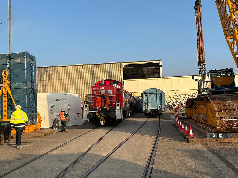Zwei Transformatoren von Siemens Energy aus Nürnberg sind in Heilbronn mit dem Binnenschiff angekommen. Zwei Transformatoren von Siemens Energy aus Nürnberg sind in Heilbronn mit dem Binnenschiff angekommen.