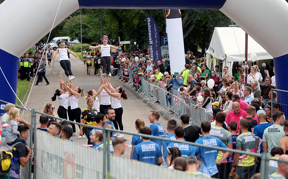Hunderte Läufer überwanden Hindernisse und kämpften sich durch den Schlamm beim Motorman Run 2025 in Neuenstadt.