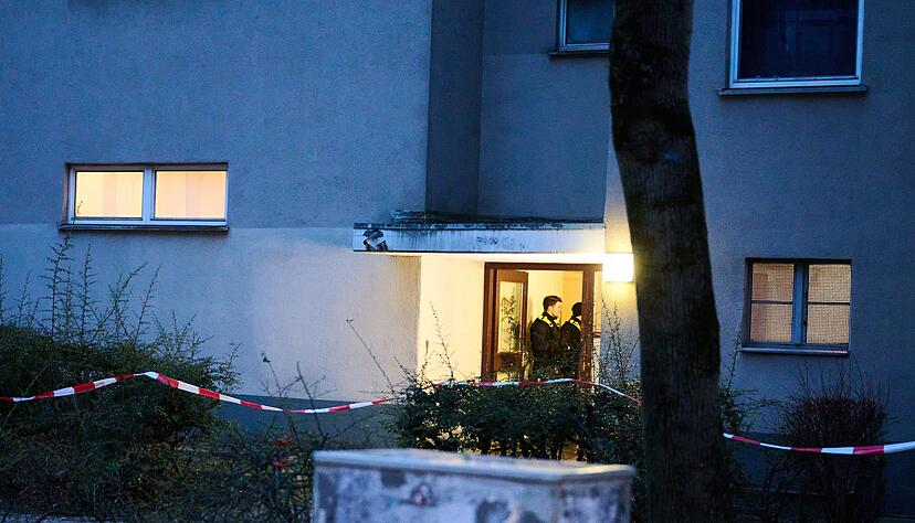 Am Morgen nach der Festnahme der fr&uuml;heren RAF-Terroristin Daniela Klette stehen noch Polizisten im Hauseingang in der Wohnung.