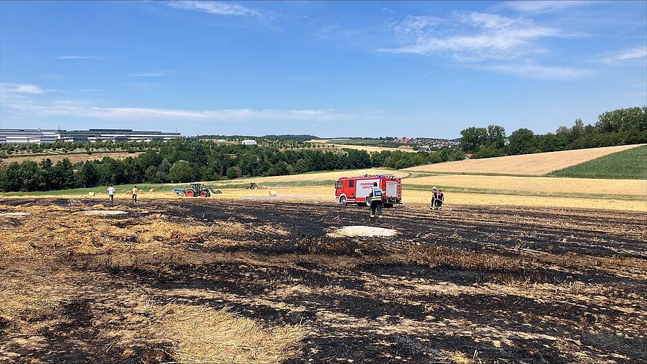 Die Feuerwehr ist bei Abstatt zu Löscharbeiten wegen des Flächenbrandes ausgerückt. Die Feuerwehr ist bei Abstatt zu Löscharbeiten wegen des Flächenbrandes ausgerückt.