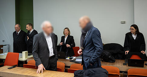 Ein Bild vom Prozessauftakt Anfang Februar: Nun hat es mit Unterbrechungen fast zwei Monate gedauert, bis die Anklageschrift verlesen war. Ein Bild vom Prozessauftakt Anfang Februar: Nun hat es mit Unterbrechungen fast zwei Monate gedauert, bis die Anklageschrift verlesen war.