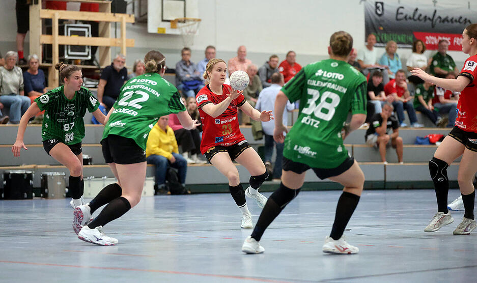 Handball 3. Liga Frauen, SG Schozach-Bottwartal gegen TSG Friesenheim, Sonja Christel (3. v. L.) mit dem Abspiel auf Aylin Bornhardt (rechts).