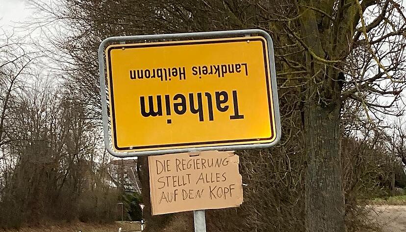 Schild am Talheimer Ortseingang. Unbekannte haben die Ortsschilder abmontiert, umgedreht und einen Zettel mit der Aufschrift "Die Regierung stellt alles auf den Kopf" angebracht. Schild am Talheimer Ortseingang. Unbekannte haben die Ortsschilder abmontiert, umgedreht und einen Zettel mit der Aufschrift "Die Regierung stellt alles auf den Kopf" angebracht.