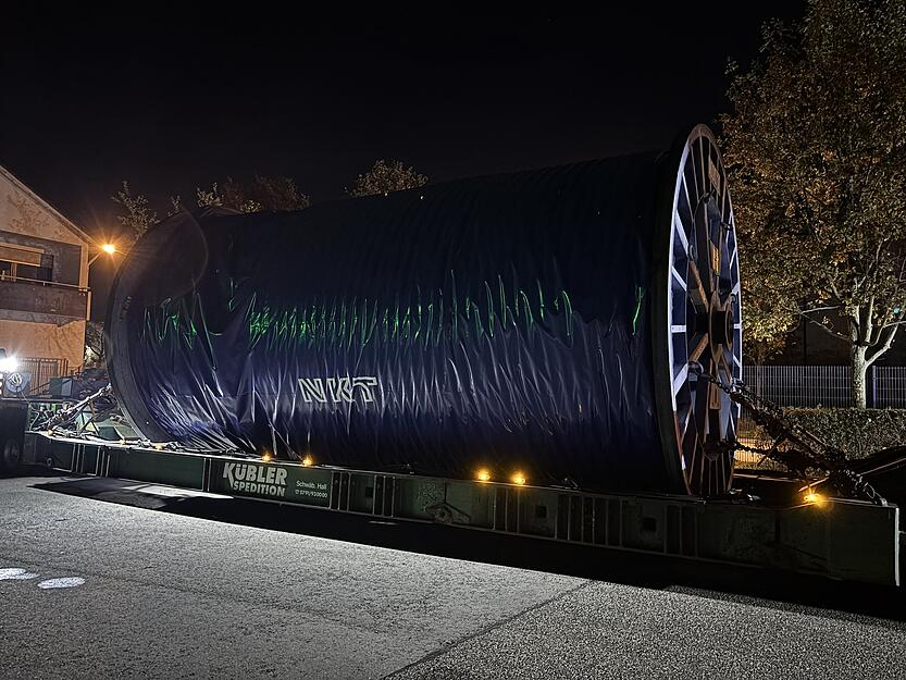 Auf dem Weg zur Energiewende: Transport einer riesigen Kabeltrommel für die Suedlink-Trasse. Auf dem Weg zur Energiewende: Transport einer riesigen Kabeltrommel für die Suedlink-Trasse.