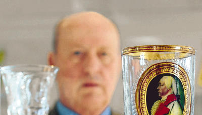 Das billigste Zwischengoldglas aus der Sammlung Just kostet 800 Euro, das teuerste, dieser Becher mit Fürnberg-Porträt von Johann Joseph Mildner, Gutenbrunn (1791) ist mit 20 000 Euro taxiert. Im Hintergrund Jürgen Fischer.
Foto: Ulrike Kugler Das billigste Zwischengoldglas aus der Sammlung Just kostet 800 Euro, das teuerste, dieser Becher mit Fürnberg-Porträt von Johann Joseph Mildner, Gutenbrunn (1791) ist mit 20 000 Euro taxiert. Im Hintergrund Jürgen Fischer.
Foto: Ulrike Kugler