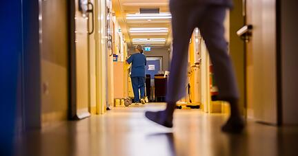 Blick in den Gang der Intensivstation einer Kinderklinik.