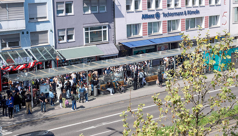 Hunderte Menschen warten vor dem "Haus des Döners" an der Allee in Heilbronn.