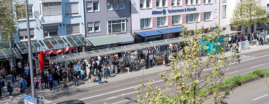 Hunderte Menschen warten vor dem "Haus des Döners" an der Allee in Heilbronn.
