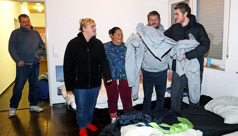 Paul Glaser (rechts), Volontär der Stimme Mediengruppe, verteilt die Spendet-Wärme-Pullover im Erfrierungsschutz in der Neckarhalde an Obdachlose.