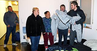 Paul Glaser (rechts), Volontär der Stimme Mediengruppe, verteilt die Spendet-Wärme-Pullover im Erfrierungsschutz in der Neckarhalde an Obdachlose.
Foto: Ralf Seidel Paul Glaser (rechts), Volontär der Stimme Mediengruppe, verteilt die Spendet-Wärme-Pullover im Erfrierungsschutz in der Neckarhalde an Obdachlose.
Foto: Ralf Seidel