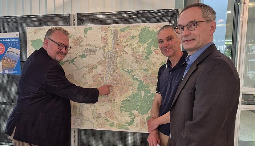 Bürgermeister Andreas Ringle (v.l.), Volker Buhl und Stefan Schmitt (stellvertretender Leiter und Leiter Vermessungsamt) präsentieren den neuen Stadtplan. Bürgermeister Andreas Ringle (v.l.), Volker Buhl und Stefan Schmitt (stellvertretender Leiter und Leiter Vermessungsamt) präsentieren den neuen Stadtplan.