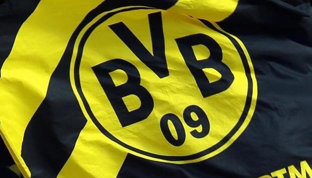 Auf dem Schalker Stadiondach wehte eine Dortmund-Fahne. Auf dem Schalker Stadiondach wehte eine Dortmund-Fahne.