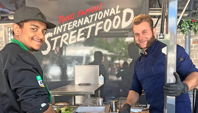 Toni T&auml;nzer (rechts) ist im Falstaff-Voting "Das beste Gourmet-Streetfood Deutschlands" ganz weit vorne mit dabei. Foto: Tscherwitschke/Archiv