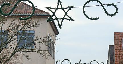 Nachdem auch in Bad Friedrichshall der "Adventszauber im Kocherwald" abgesagt wurde, bleibt wenigstens der abendliche Lichterglanz der Girlanden.
Foto: Ute Plückthun