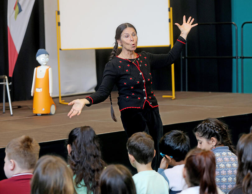 Kinder sollen mit dem Roboter interagieren und ihre Sprachkenntnisse im Dialog verbessern.