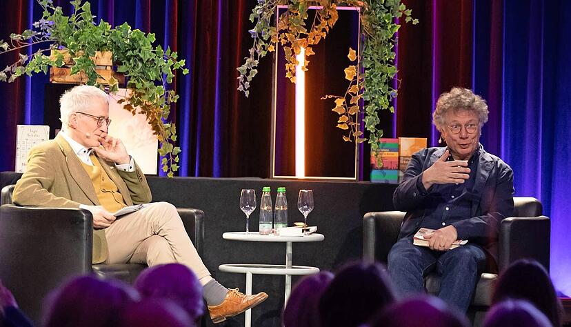 &bdquo;Wir kommen mit &auml;hnlichen Erfahrungen zu ganz unterschiedlichen Schl&uuml;ssen&ldquo;: Ingo Schulze (rechts) und warum unsere Geschichten an der Geschichte schreiben. Links: Heilbronns Literaturhauschef Anton Knittel.