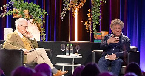 &bdquo;Wir kommen mit &auml;hnlichen Erfahrungen zu ganz unterschiedlichen Schl&uuml;ssen&ldquo;: Ingo Schulze (rechts) und warum unsere Geschichten an der Geschichte schreiben. Links: Heilbronns Literaturhauschef Anton Knittel.