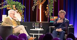 &bdquo;Wir kommen mit &auml;hnlichen Erfahrungen zu ganz unterschiedlichen Schl&uuml;ssen&ldquo;: Ingo Schulze (rechts) und warum unsere Geschichten an der Geschichte schreiben. Links: Heilbronns Literaturhauschef Anton Knittel.