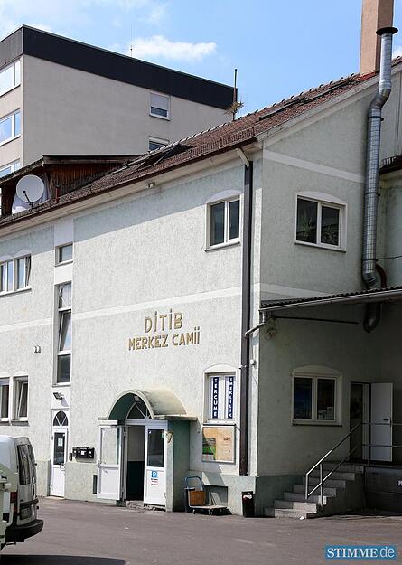 Zusammengestellt von Archiv und Dokumentation der Heilbronner Stimme
Die Ditib-Moschee an der Weinsberger Straße in Heilbronn wird bald dem architektonisch wertigen Neubau eines Kultur- und Gebetshauses weichen. Baustart ist für 2016 geplant. Zusammengestellt von Archiv und Dokumentation der Heilbronner Stimme
Die Ditib-Moschee an der Weinsberger Straße in Heilbronn wird bald dem architektonisch wertigen Neubau eines Kultur- und Gebetshauses weichen. Baustart ist für 2016 geplant.