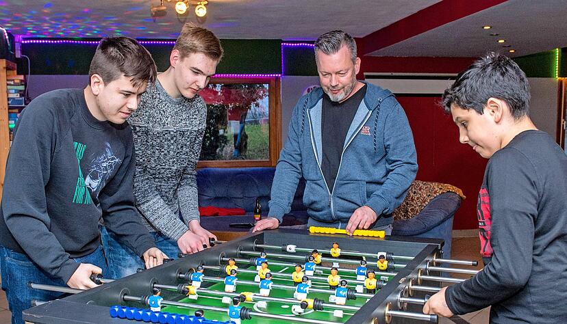 Benjamin Zeh, Kevin Haarmann (links) und Gabriel Zeh (rechts) kommen gern ins Jugendhaus, um zu Kicker, Freunde zu treffen, Billard zu spielen oder einfach nur abzuhängen. Jugendpfleger Klaus Klabunde (Mitte) hat dabei immer ein offenes Ohr für sie.
Foto: Mario Berger Benjamin Zeh, Kevin Haarmann (links) und Gabriel Zeh (rechts) kommen gern ins Jugendhaus, um zu Kicker, Freunde zu treffen, Billard zu spielen oder einfach nur abzuhängen. Jugendpfleger Klaus Klabunde (Mitte) hat dabei immer ein offenes Ohr für sie.
Foto: Mario Berger