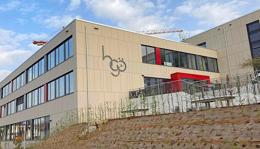 Der Schriftzug ziert den Haupteingang zum neuen Schulgebäude. Nun wurde der fertige Bauteil eingeweiht.