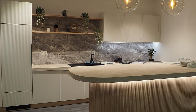 Die fertigen Folien finden in den unterschiedlichsten Bereichen ihre Anwendung. Hier sind sie beispielhaft auf den Oberflächen einer Küche zu sehen. Die fertigen Folien finden in den unterschiedlichsten Bereichen ihre Anwendung. Hier sind sie beispielhaft auf den Oberflächen einer Küche zu sehen.