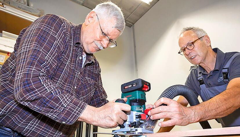 Holz verzieren, Kanten abrunden - wichtig bei der Arbeit mit dem Ger&auml;t ist ein freier Blick auf die Fr&auml;sstelle und somit eine gute Absaugung.