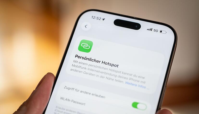 Geht das WLAN nicht, hilft das Smartphone: In den Einstellungen l&auml;sst sich ein pers&ouml;nlicher WLAN-Hotspot aktivieren. Damit k&ouml;nnen andere Ger&auml;te das Internet &uuml;ber das Mobilfunknetz nutzen.