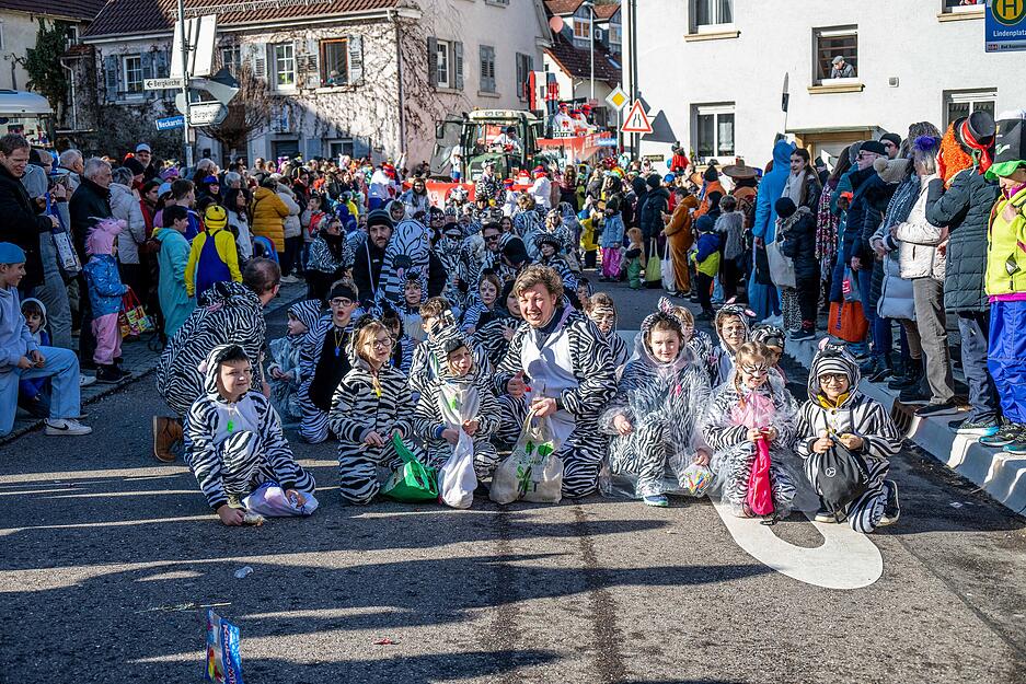 Beim farbenfrohen Faschingsumzug in Heinsheim wird kr&auml;ftig gefeiert.