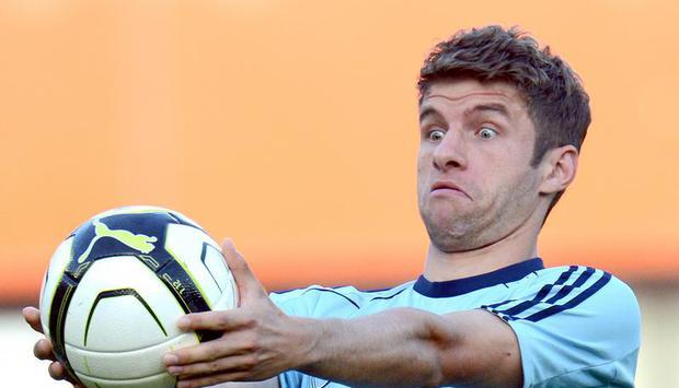 Thomas Müller und der Ball. Foto: Peter Steffen Thomas Müller und der Ball. Foto: Peter Steffen