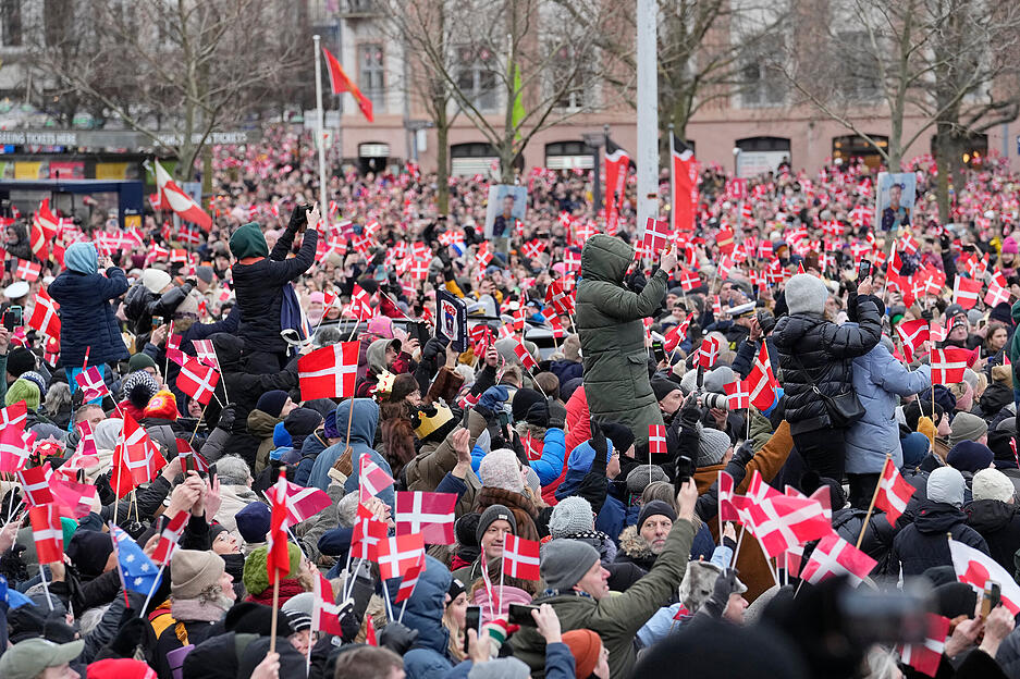 Menschen versuchen, einen Blick auf D&auml;nemarks Kronprinz Frederik zu erhaschen.