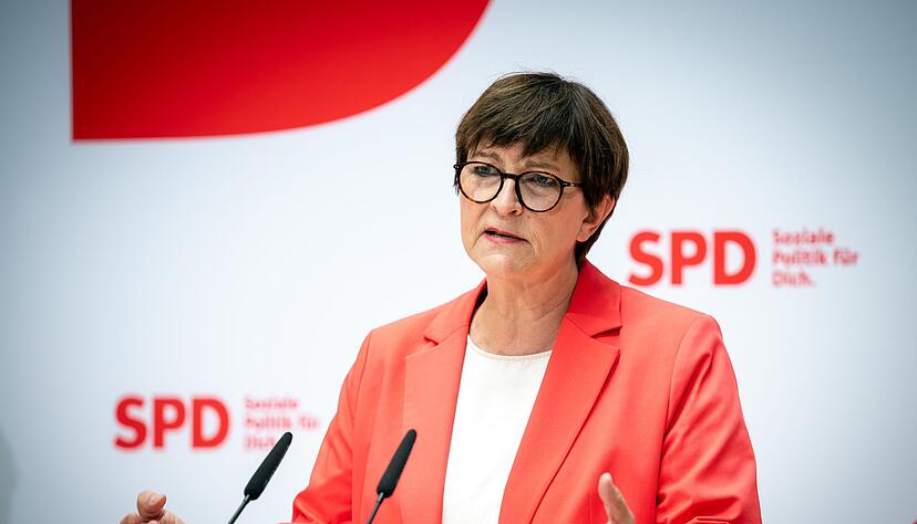 Der Kanzler bekommt Druck aus seiner eigenen Partei - auch wenn die SPD ein Mitgliederbegehren zum Haushalt erst einmal stoppte.