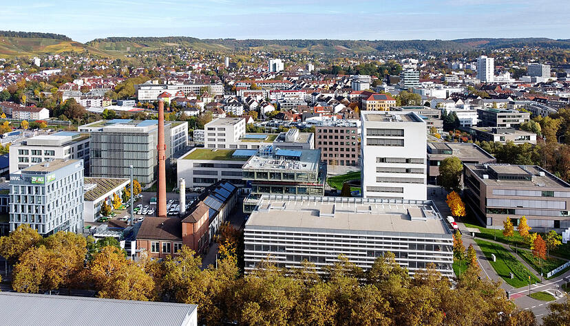 Treibt das Wachstum des Bildungscampus Heilbronn voran: Die Dieter-Schwarz-Stiftung hat ihre Büros mittendrin, im hellen Hochhaus (vorn, rechts) zwischen den vielen wissenschaftlichen Einrichtungen.