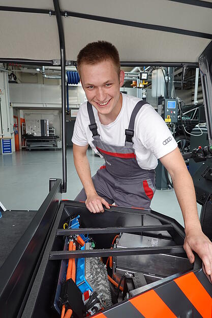 Kfz-Mechatroniker-Azubi Till Barz über dem früheren Motorraum, wo heute Elektronik und Batterien Platz finden. Kfz-Mechatroniker-Azubi Till Barz über dem früheren Motorraum, wo heute Elektronik und Batterien Platz finden.